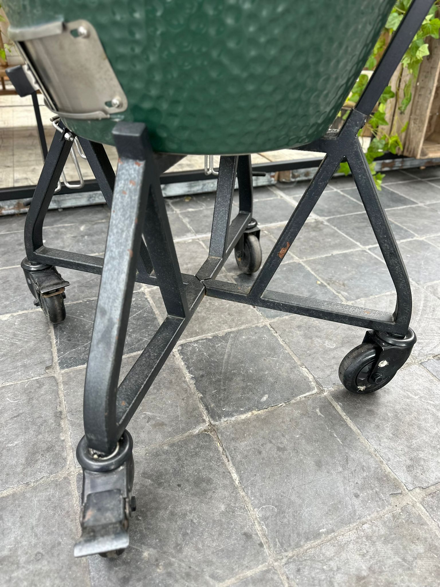 Lot 2: Big Green Egg Large in intEGGragated Nest+Handler