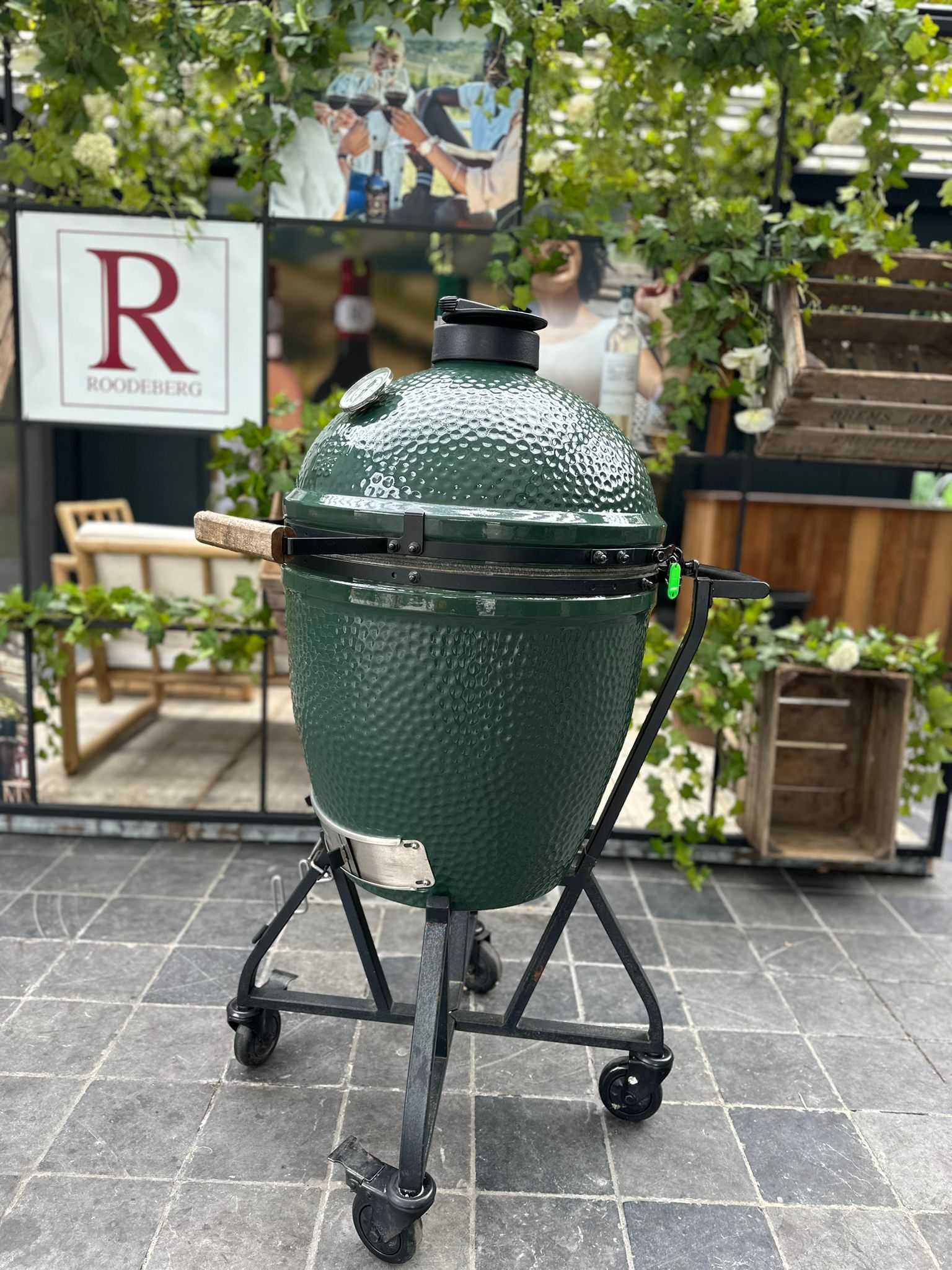 Lot 2: Big Green Egg Large in intEGGragated Nest+Handler