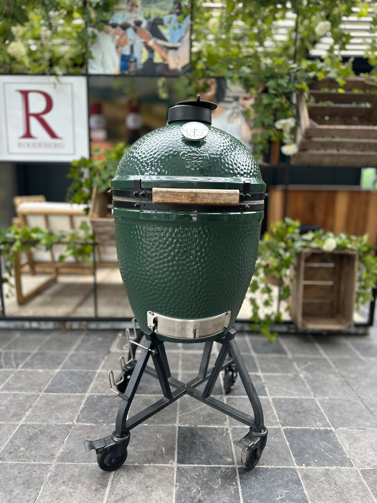 Lot 2: Big Green Egg Large in intEGGragated Nest+Handler
